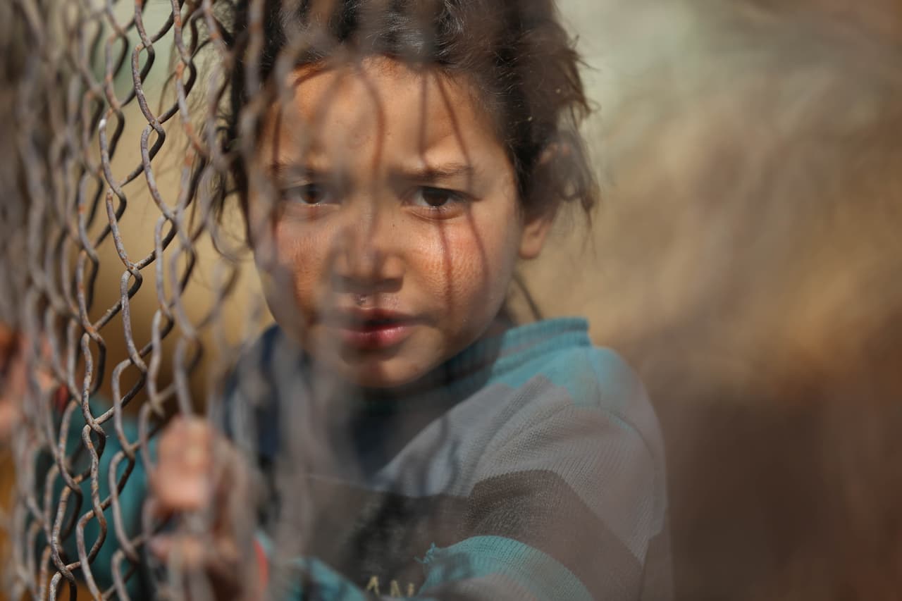 Una niña junto a una verja en el área rural de Damasco. 9 de febrero de 2017.