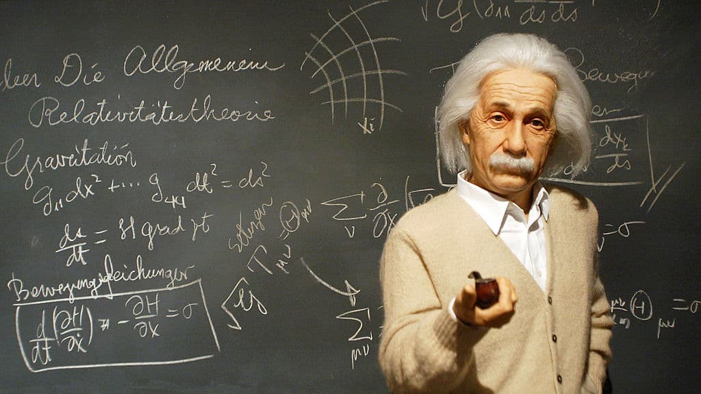 <b>Albert Einstein</b>
<br>Este homenaje al genio científico se encuentra en el museo de ciencias de Seúl, Corea del Sur, y se creó en conmemoración del centenario de la publicación de 'La teoría de la relatividad', el cual fue celebrado el 1 de julio de 2005.