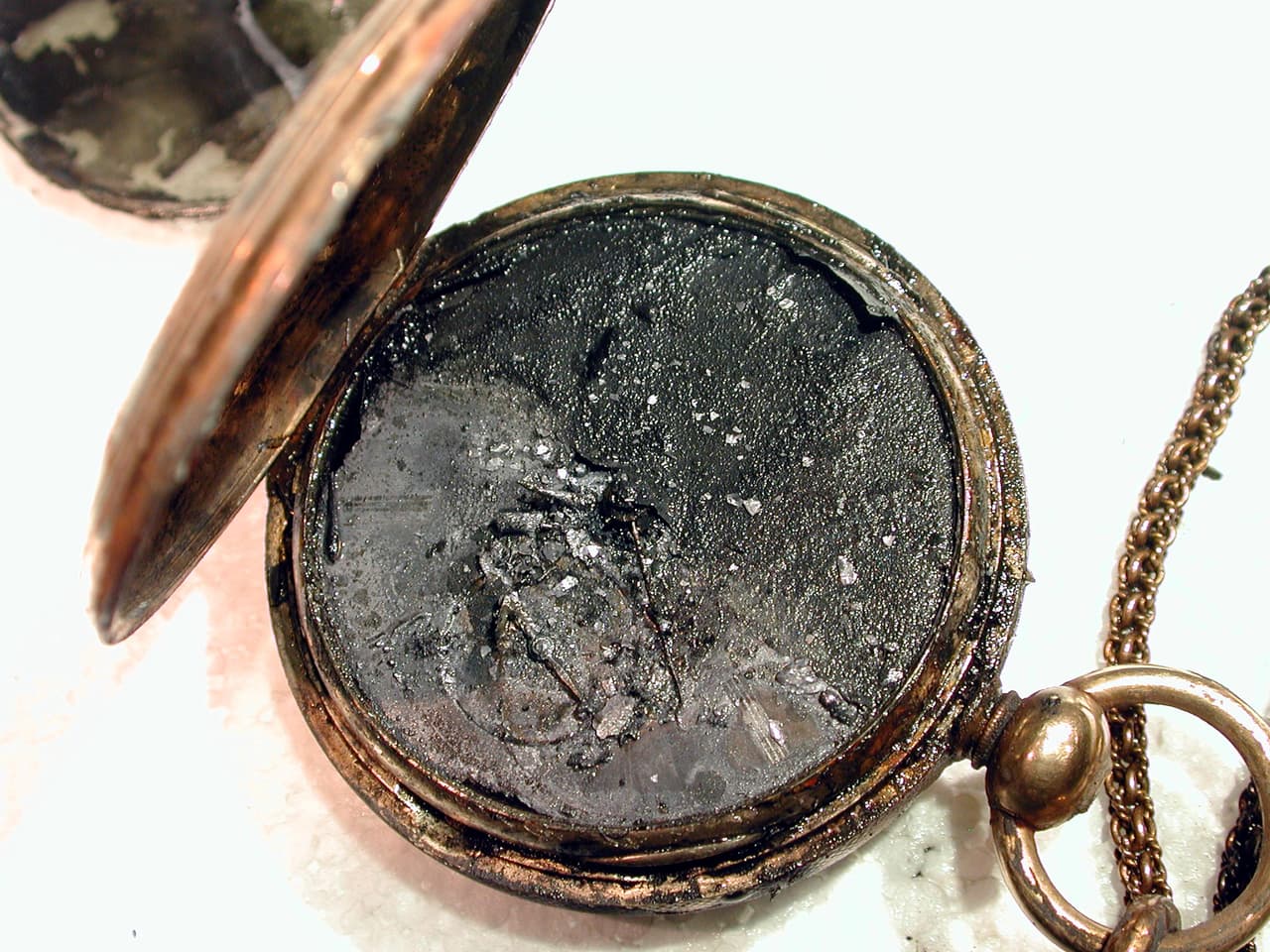 Un reloj de bolsillo recuperado del Hunley. El laboratorio Warren Lasch Conservation Center ha investigado la nave para intentar desvelar el misterio de su desaparición. "El submarino es una suerte de cápsula del tiempo que ha conservado objetos y restos humanos en su interior desde la Guerra Civil", dicen desde Friends of the Hunley.
<br>