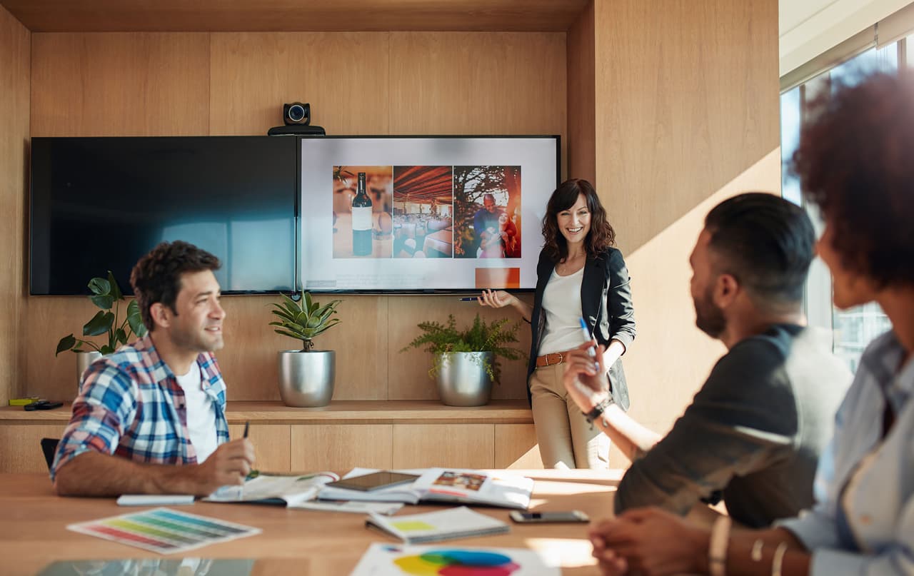 <b>Puesto 7. Gerentes de marketing de exploración</b>
<br>
<br>
<b>A qué se dedican:</b> desarrollan campañas exploratorias a través de canales digitales para encontrar las formas más óptimas de promover productos o servicios. 
<br>
<br>
<b>Principales industrias donde han sido contratados:</b> mercadeo y tecnología.
<br>
<br>
<b>Principales lugares donde han sido contratados:</b> Nueva York, Chicago y Los Ángeles.
<br>
<br>
<b>Salario anual:</b> entre 46,000 y 90,400 dólares. 
<br>
<br>
<b>Distribución de género:</b> 44.1% mujeres y 55.9% hombres.
<br>
<br>
<b>Experiencia previa promedio:</b> 6 años.
<br>
<br>
<b>Disponibilidad para el trabajo remoto:</b> 31.2%.