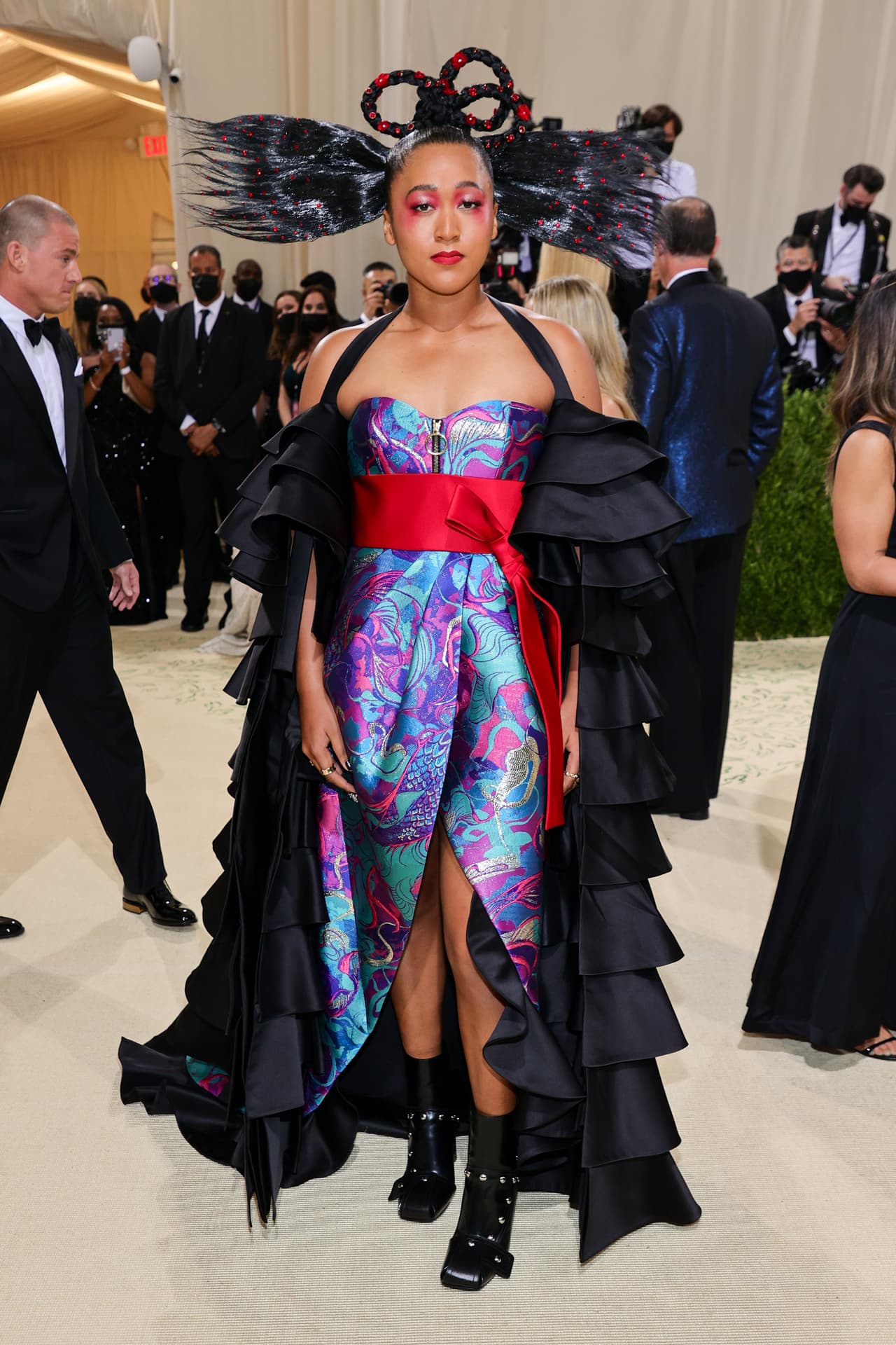 La tenista 
<b>Naomi Osaka</b>, quien también fue coanfitriona, lució un diseño de Louis Vuitton. Su extravagante arreglo del cabello en conjunto con su 'outfit' la hicieron destacar en la gala benéfica.