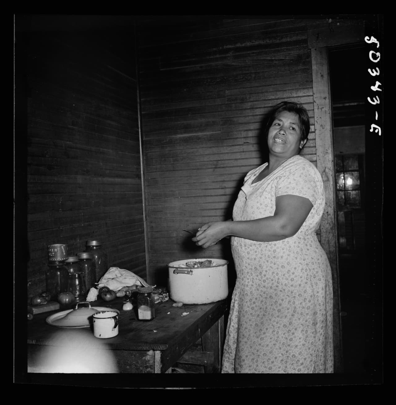 Esposa de un minero mexicano preparando alimentos. West Virginia. Septiembre 1938.