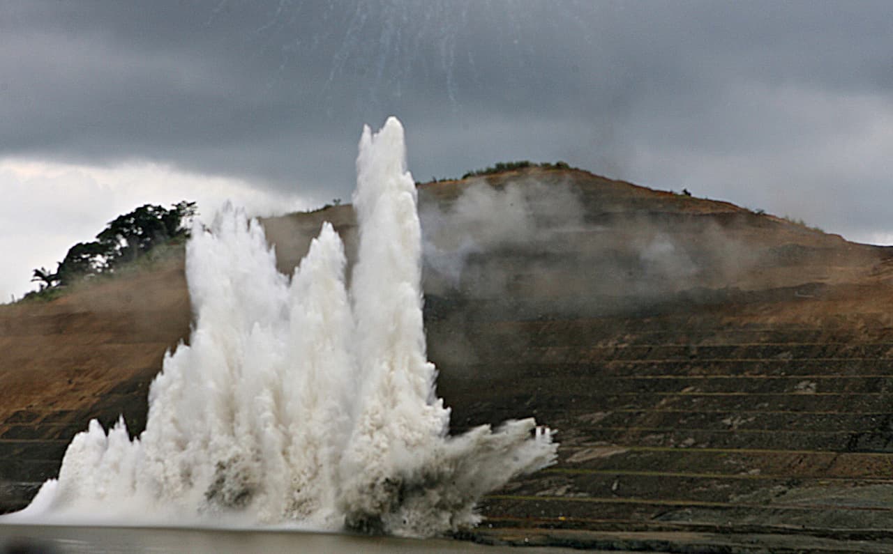 Una explosión controlada durante un evento para celebrar el 30 aniversario del Tratado de 1977 y el comienzo de la expansión del canal, en 2007. El nuevo proyecto mayusculo, realizado por empresas europeas, tuvo fuertes críticas y problemas financieros. Finalmente pudo concluir en 2016.