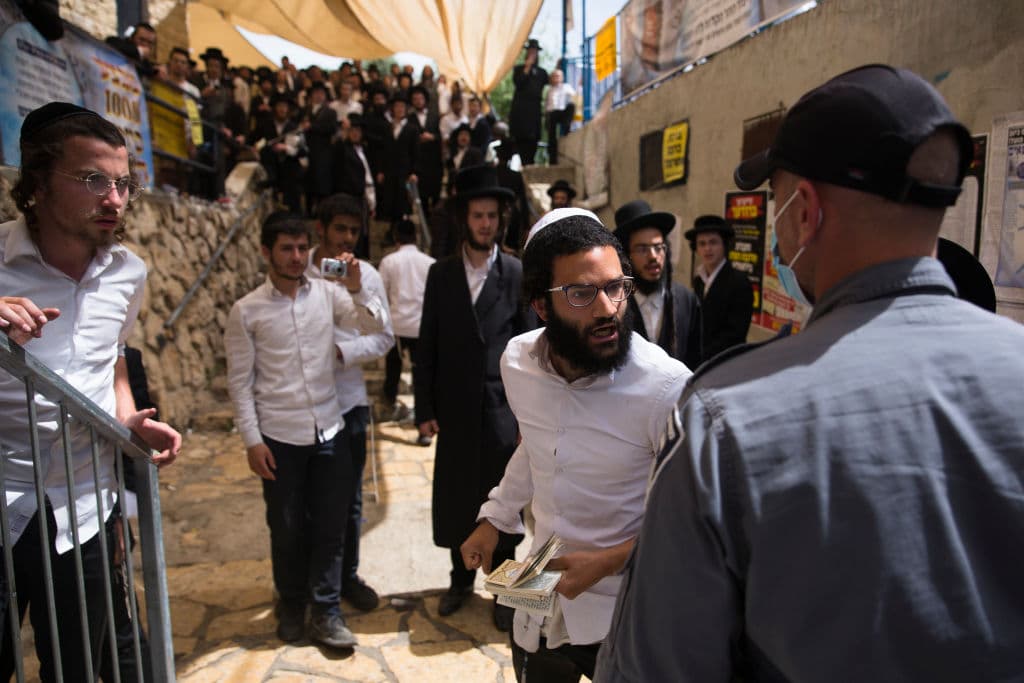 Miles de judíos habían acudido a una peregrinación a la ciudad de Meron para la fiesta religiosa anual Lag BaOmer, un evento que fue el más concurrido en el país desde el inicio de la pandemia. Aún se desconocen las causas del accidente. 
<b><a href="https://www.univision.com/noticias/mundo/festival-israel-muertos-heridos-estampida">Más información aquí.</a></b>