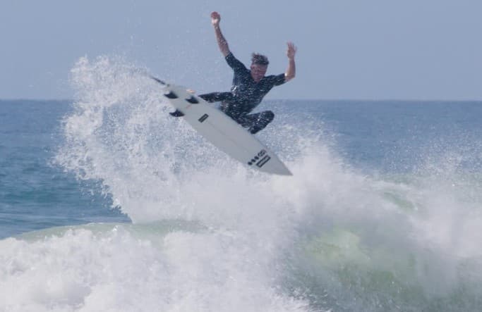 La pierna de un surfista apareció en una playa tras el ataque de un tiburón blanco. Ahora los médicos luchan por reimplantársela