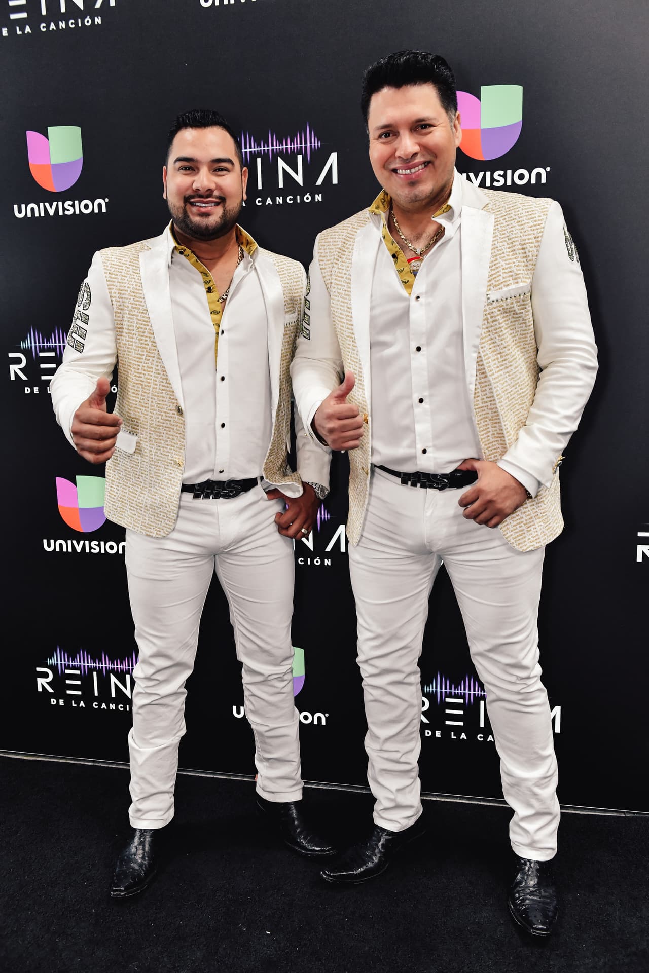 Antes de salir al escenario, Alan Ramírez y Oswaldo Silvas se dieron un momento para platicar con las participantes.
