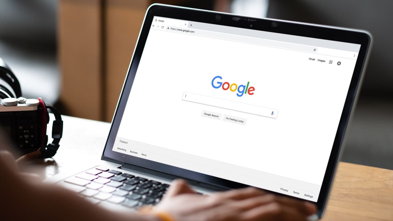 <h3 class="cms-H3-H3">Tipos de bots </h3>
<br>
<br>🙂 
<b>Bots buenos (nos ayudan)</b>
<br>✅ 
<b>Motores de búsqueda</b>: Google usa bots llamados "crawlers" para analizar millones de páginas web y organizar la información. 
<br>✅ 
<b>Asistentes virtuales</b>: Alexa, Siri y Google Assistant nos ayudan con tareas diarias, como poner música o darnos el estado del tiempo.
<br>✅ 
<b>Bots de atención al cliente</b>: Cuando hablas con un chat en una página web, muchas veces es un bot el que responde primero.
<br>
<b>😕 Bots malos (nos afectan negativamente)</b>
<br>❌ 
<b>Bots de spam</b>: Envían mensajes no deseados y llenan las redes con publicidad o estafas. 
<br>❌ 
<b>Bots de noticias falsas</b>: Crean o difunden información engañosa para manipular la opinión pública. 
<br>❌ 
<b>Bots de robo de datos</b>: Pueden intentar obtener contraseñas o información personal sin permiso, por ejemplo, en un chat.