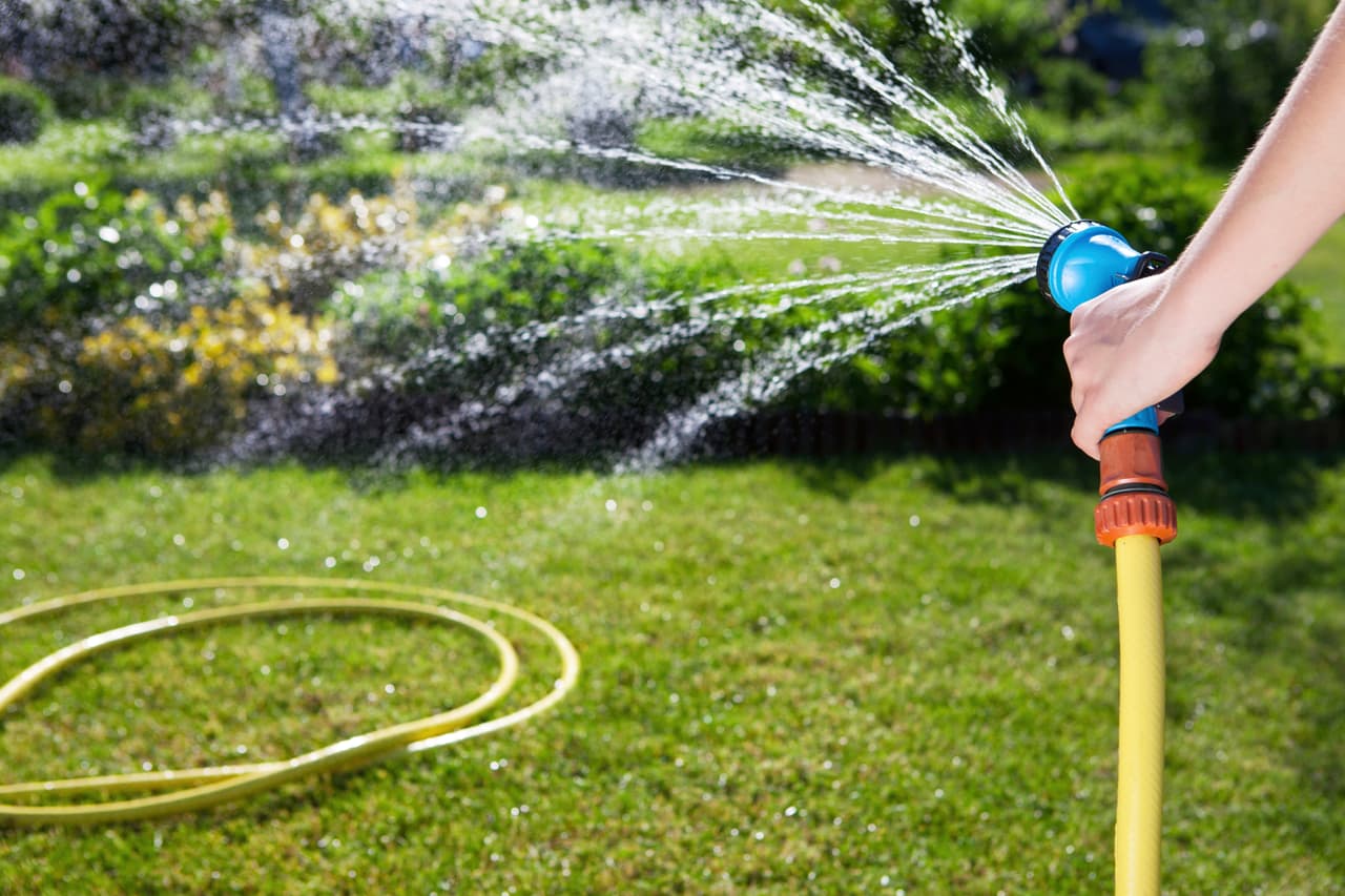 Y desde luego que nosotros no debemos quitar el dedo del renglón para cuidar del líquido vital, pero también es importante que te enteres de cuánta agua utilizan las industrias en la generación de sus productos.
<br>