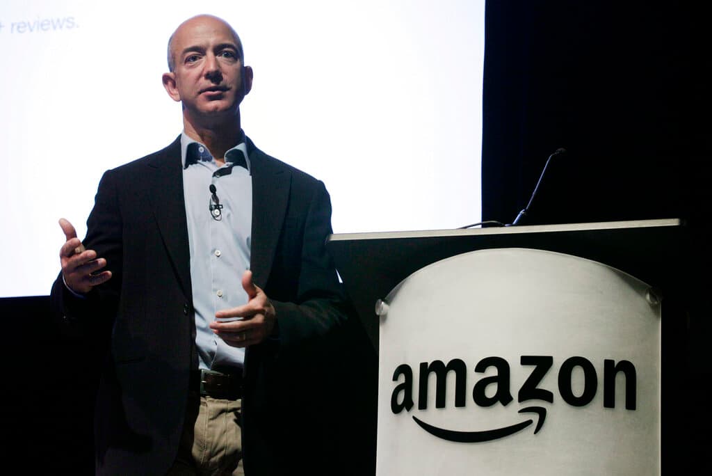 Desde su nuevo puesto como presidente ejecutivo, Bezos seguirá teniendo influencia en la toma de decisiones, pero dispondrá de más tiempo para iniciativas tanto filantrópicas como de gestión de sus otras empresas: 
<b>la aeroespacial Blue Origin y The Washington Post.</b>
<br>