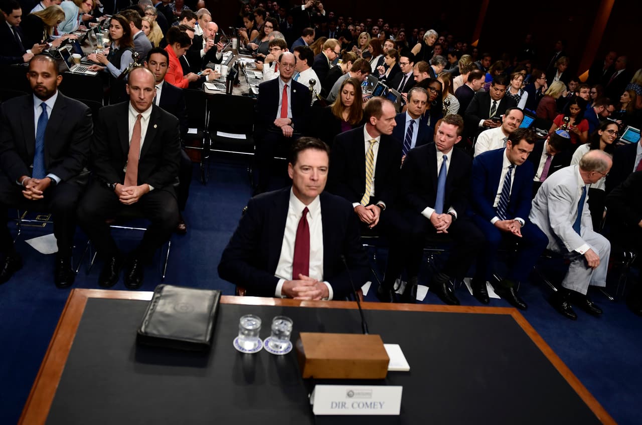 El comité de inteligencia del Senado interroga al exjefe del FBI sobre las posibles conexiones entre la campaña republicana y Rusia para interferir en las elecciones que llevaron a Donald Trump a la Casa Blanca.
<br>