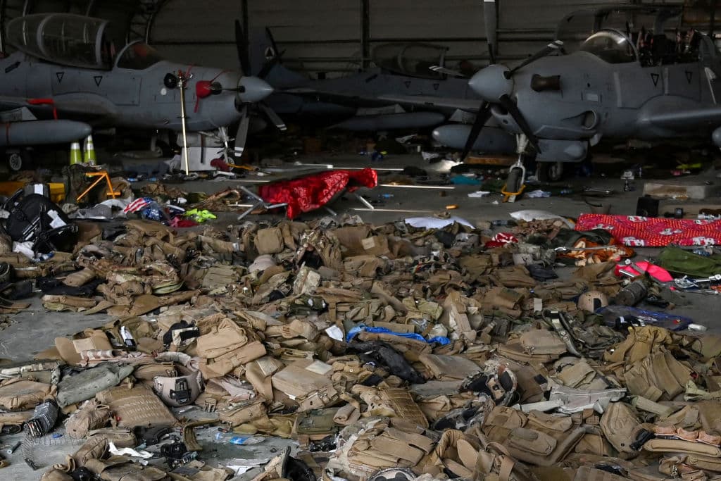 Otra de las estampas del final de la guerra más larga de EEUU es la de los chalecos de militares estadounidenses y otros materiales de las tropas abandonados después de la salida del último soldado, que se produjo 
<a href="https://www.univision.com/noticias/politica/afganistan-estados-unidos-se-retira-y-pone-punto-final-a-la-guerra-mas-larga" target="_blank">un día y un minuto antes de la fecha límite del 31 de agosto.</a>