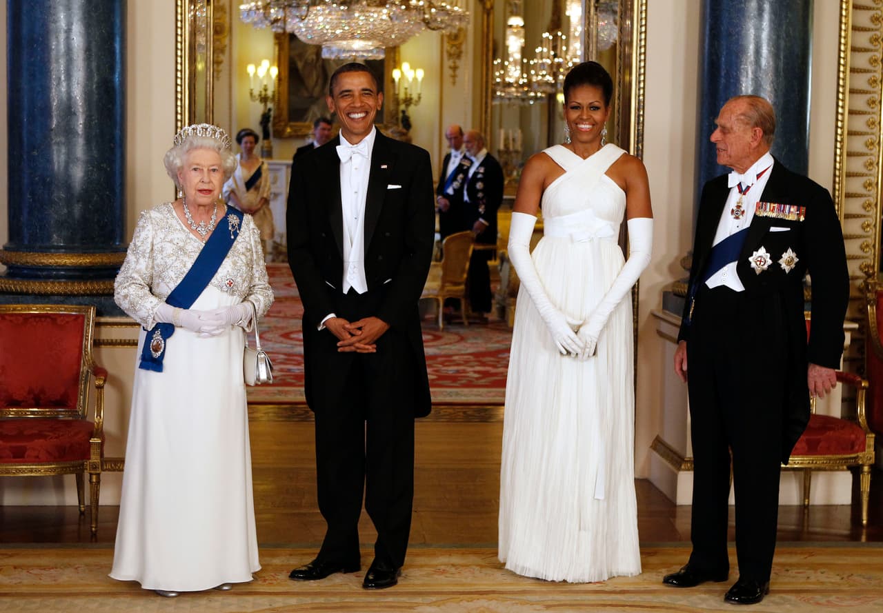 En 2011 los Obama visitaron Inglaterra y asistieron a la cen de Estado que en su honor organizaron la reina Isabel y el príncipe Felipe en el Palacio de Buckinham.