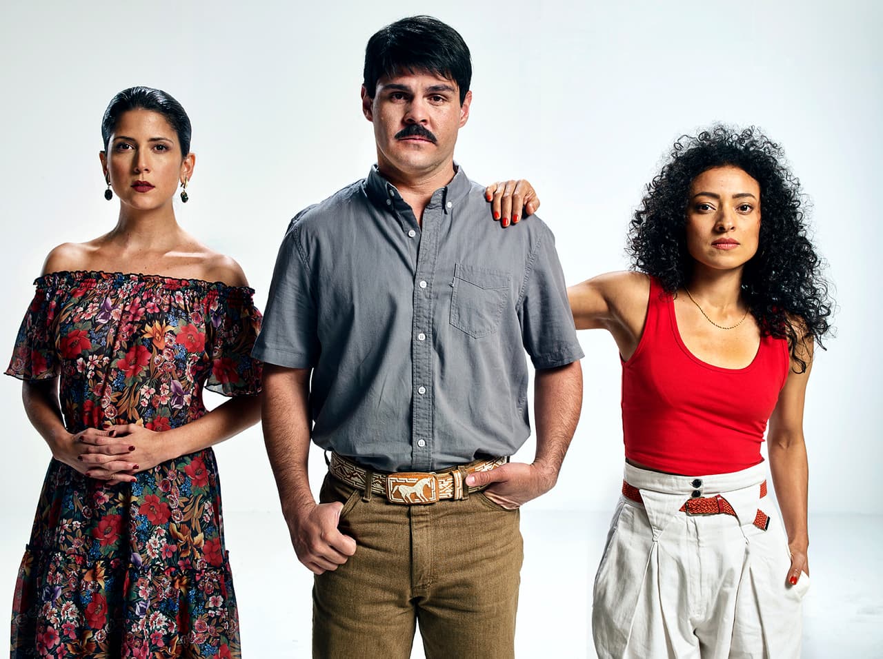 <b><a href="http://www.univision.com/series/el-chapo/valentina-acosta-es-alejandra-en-el-chapo">'Alejandra'</a></b>, su primera esposa, ha sido una de las mujeres más iportantes en la vida de 
<a href="http://www.univision.com/series/el-chapo/marco-de-la-o-es-joaquin-el-chapo-guzman-en-el-chapo">Guzmán Loera</a>. Pero también 
<b><a href="http://www.univision.com/series/el-chapo/tete-espinoza-es-chio-en-el-chapo">'Chío'</a></b>.