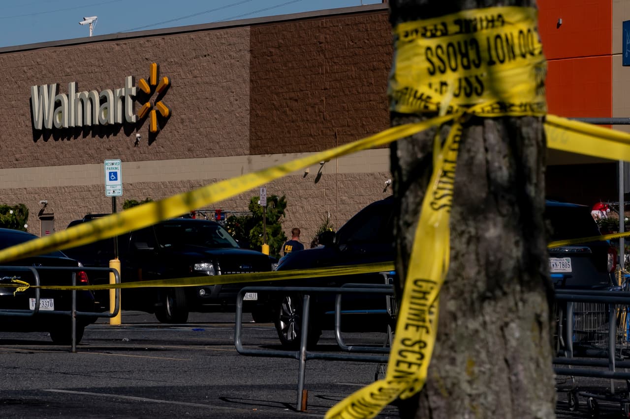 <h2 class="cms-H2-H2">6. Tiroteo en un Wal-Mart de Virginia (Chesapeake, Virginia)</h2>
<br>
<br>➡️ 
<b>Fecha: </b>22 de noviembre de 2022.
<br>
<br>➡️ 
<b>Número de víctimas mortales: </b>Seis, entre ellas un menor de edad.
<br>
<br>➡️ 
<b>¿Qué fue lo que ocurrió? </b>
<a href="https://www.univision.com/noticias/tiroteos/tiroteo-walmart-chesapeake-virginia-lo-que-se-sabe">Un hombre que solía trabajar en el supermercado</a>, identificado como Andre Bing, de 31 años, atacó a sus compañeros de trabajo y clientes antes de quitarse la vida, de acuerdo con las autoridades. 
<br>
<br>➡️ 
<b>¿Quiénes eran las víctimas?</b> Randall Blevins, de 70 años, Lorenzo Gamble, de 43, Tyneka Johnson, de 22, Brian Pendleton, de 39, Kellie Pyle, de 52 años, y Fernando Chávez Barrón, de 16 años.
<br>
<br>➡️ 
<b>Arma utilizada: </b>Pistola semiautomática.
<br>