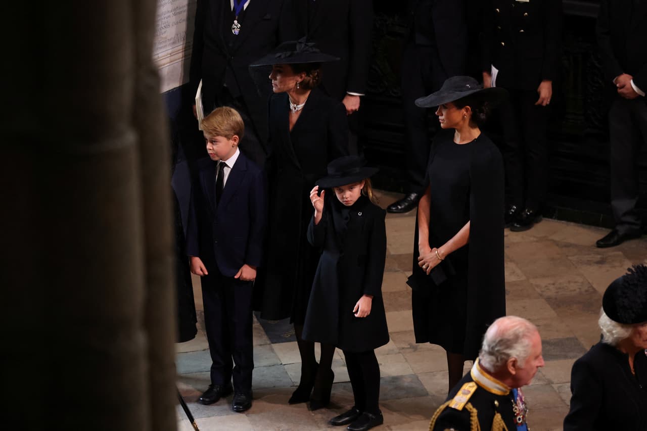 Este lunes 19, Meghan Markle asistió a despedir a la reina Isabel y su entrada fue 
<b><a href="https://www.univision.com/famosos/funeral-reina-isabel-principes-george-charlotte-despedida-fotos" target="_blank">detrás de los príncipes George y Charlotte</a></b>, los hijos de su cuñado, el príncipe William. 
<br>