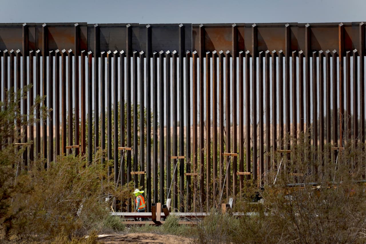 Trump pide al Congreso otros $2,000 millones para el muro y $3,100 millones para centros de ICE