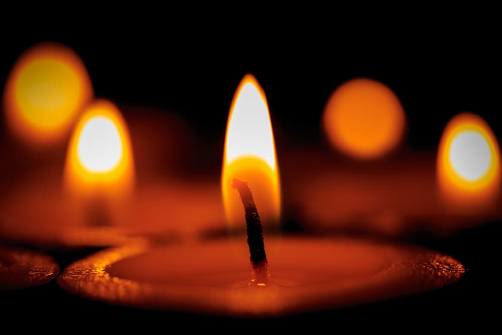 Si la flama hace mucho ruido o como que 'truena' puede significar que algunos seres de luz, como los ángeles, están tratando de comunicarse con nosotros o que pueden enviarnos mensajes a través de los sueños, por ejemplo.