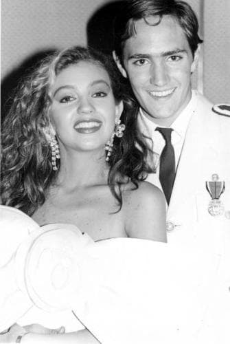 <b><a href="http://www.univision.com/programas/novelas/7-galanes-de-telenovelas-ochenteras-que-robaban-suspiros-mira-como-lucen-ahora-fotos">Alberto Mayagoitía</a> </b>apareció en varias telenovelas exitosas de la década de 1980, como 'Vivir un poco' y 'Pobre juventud'. En el melodrama 'Luz y Sombra', de 1989, fue pareja de 
<b><a href="http://www.univision.com/temas/thalia">Thalía</a></b> y más adelante interpretó papeles menores en varias producciones.