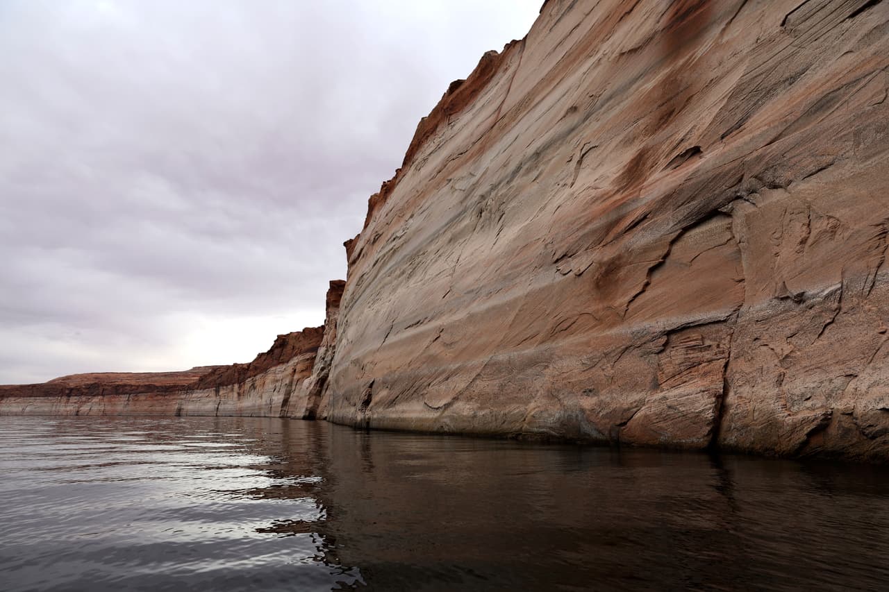 Este cuerpo de agua se ubica entre Utah y Arizona y fue creado para represar el río Colorado.