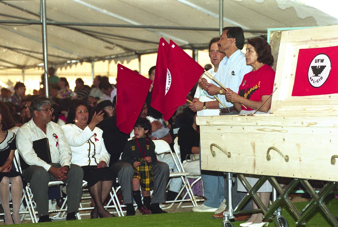 César Chávez y Dolores Huerta hicieron gran equipo en sus esfuerzos por liderar el movimiento sindical de los campesinos. Juntos, fundaron la National Farm Workers Association, precursora de 
<a href="http://ufw.org/">United Farm Workers</a>. En la foto, Dolores Huerta le dice el último adiós a su compañero de lucha en su funeral, realizado el 28 de abril de 1993.