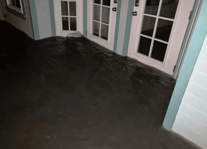 Madre e hijo estaban mejor ahí que en Cedar Key, donde a pesar de las medidas que algunos tomaron, el agua inundó sus propiedades.
