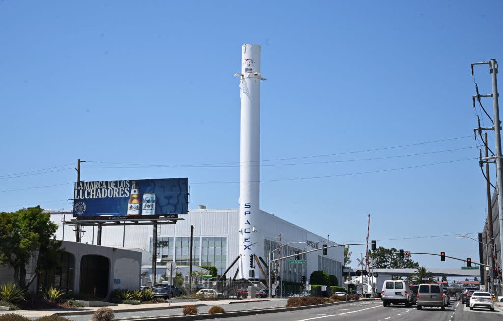 En 2020, Elon Musk dejó California y estableció su residencia en Austin, Texas. No había pasado un año cuando trasladó para allá la 
<b><a href="https://www.univision.com/noticias/tecnologia/tesla-mudanza-texas-elon-musk-razones" target="_blank">sede de Tesla que tenía en Palo Alto</a></b>, California.