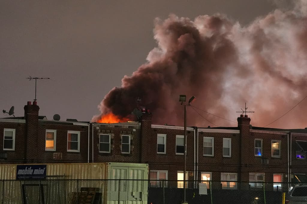 Un flujo continuo de vehículos policiales y camiones de bomberos respondieron inicialmente al lugar del accidente, ocupando los estacionamientos comerciales.