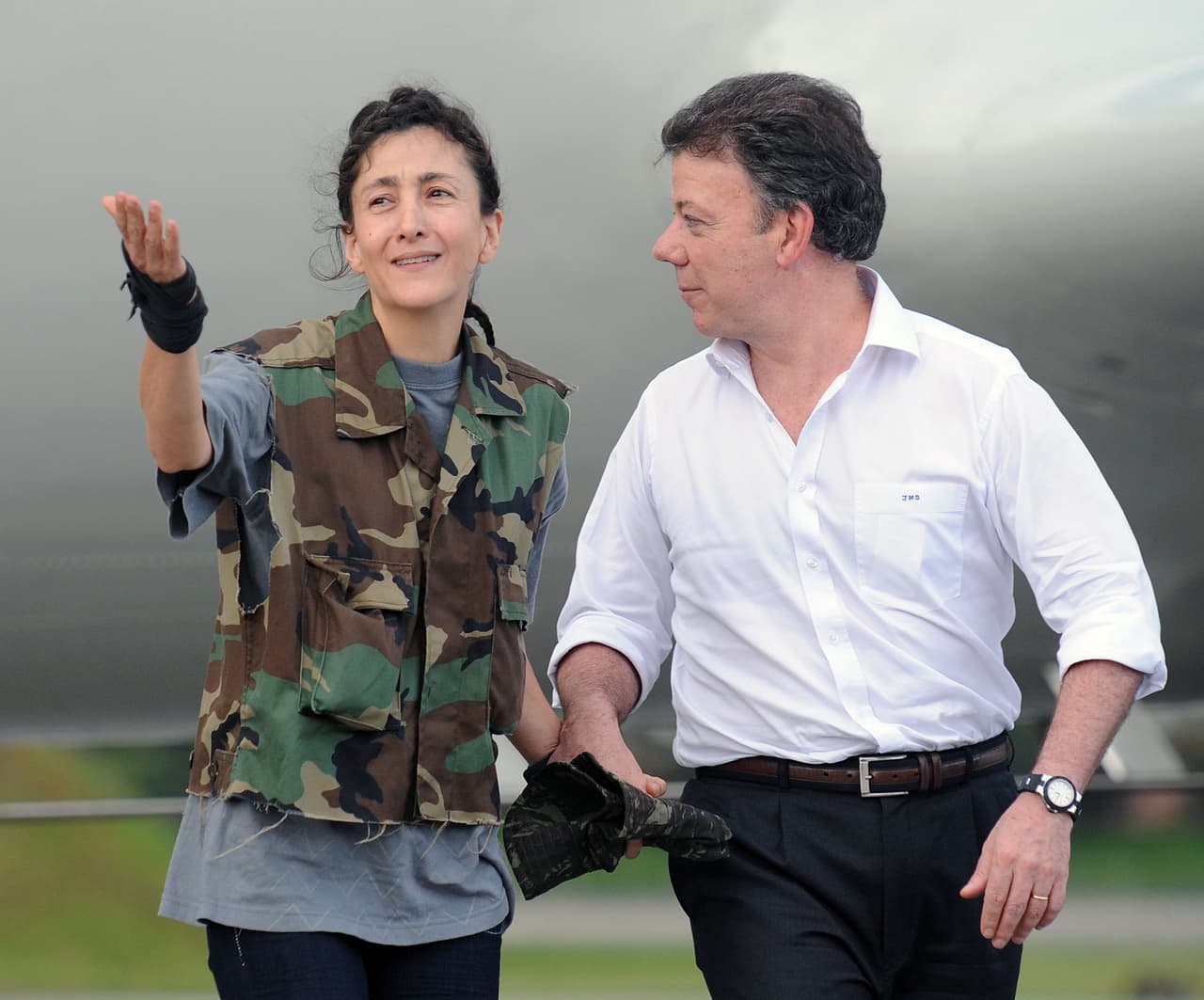 <b>El espectacular rescate de Ingrid Betancourt.</b> Luego de seis años y cuatro meses secuestrada, en julio de 2008 fue rescatada la excandidata presidencial Íngrid Betancourt. En un audaz operativo militar fueron recuperados del cautiverio tres ciudadanos estadounidenses, siete miembros del Ejército de Colombia y cuatro miembros de la Policía Nacional de Colombia. En la fotogra´fia Santos, entonces ministro de defensa del gobierno de Uribe, cuando recibió a Betancourt en el aeropuerto.