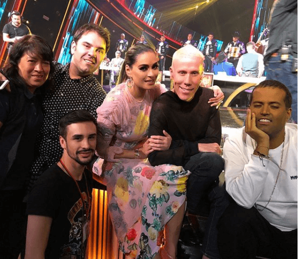 Hay que recordar que los looks de Galilea de cada semana son creación de todo su equipo de trabajo. Aquí en la foto con ella Alfonso Waithsman, Aldo Rendon, Lety Vera, Turi y Bernardo Javier, quienes la asisten en maquillaje, peinado y vestuario.