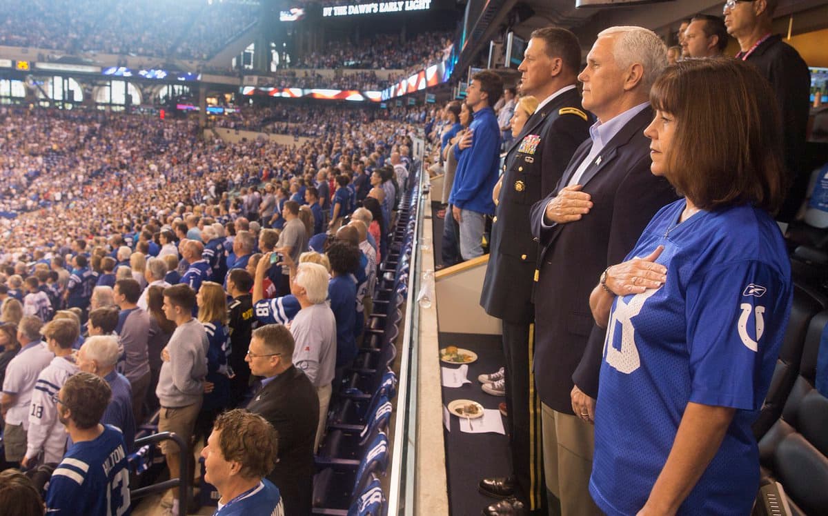 <b>El reto de los futbolistas al gobierno de Trump. </b>Las imágenes de los Jugadores de la NFL 
<b><a href="https://www.univision.com/noticias/politica/futbolistas-de-la-nfl-se-unen-a-la-cadena-de-protestas-contra-trump-arrodillandose-durante-el-himno">desafiando a Donald Trump al mantenerse de rodillas durante el himno nacional</a></b> serán recordadas como una de las curiosidades en la historia del deporte estadounidense. En la fotografía, Mike Pence y su esposa Karen fueron sorprendidos por esta forma de protesta el 8 de octubre en Indianápolis. Cuando terminó el himno, la pareja vicepresidencial abandonó el estadio.