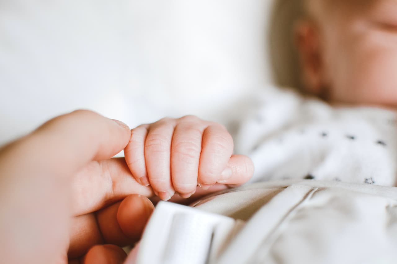 Texas aprobó la primera ley del bebé Moisés de la nación en 1999 después de un aumento repentino de bebés abandonados. 
<b><a href="https://www.dfps.state.tx.us/Child_Protection/Child_Safety/documents/Baby_Moses_Flyer-SPN.pdf" target="_blank">Después de 60 días de nacido, la ley, también conocida como refugio seguro</a></b> (Safe Haven), ya no está disponible y será necesario buscar un servicio separado, como la adopción.
