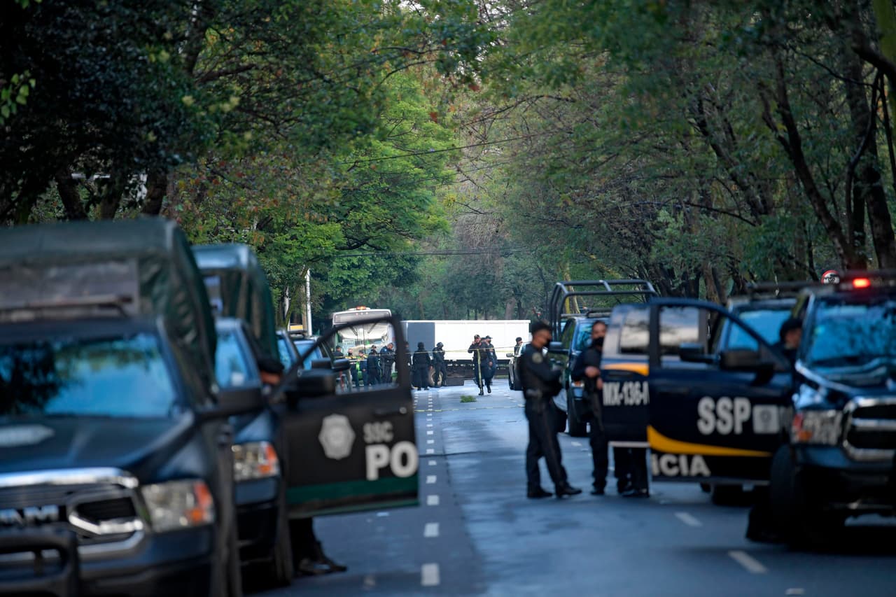 La policía de la Ciudad de México en la escena. El suceso tuvo lugar a las 6:38 de la mañana (hora local) y fue perpetrado con armas de grueso calibre, confirmaron las autoridades.
<br>