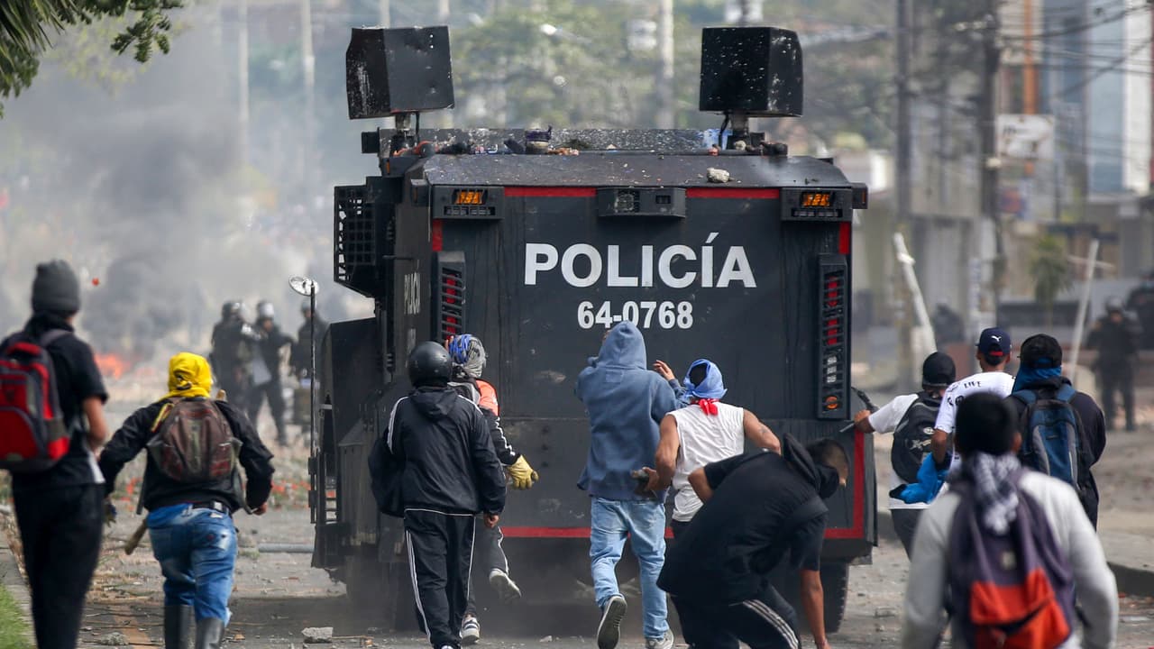 <b>En video: </b>Según el escrito póstumo de Alison Ugus, quien tenía 17 años de edad, agentes antidisturbios abusaron de ella en el marco de las protestas que se llevan a cabo en la ciudad de Popayán. La indignación ha crecido entre la comunidad, ya que la policía niega las acusaciones, pese a que hay una testigo que no solo está denunciando ser víctima de un hecho similar, sino que también asegura que presenció el abuso a la menor que se quitó la vida.