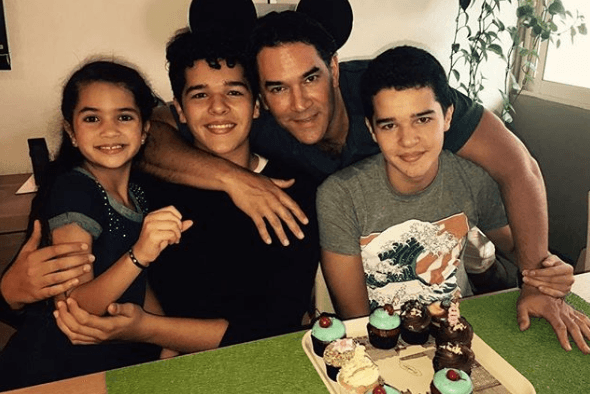 "Les comparto lo mejor de mí", escribió el actor en su perfil de Instagram junto a una foto donde aparecen sus hijos y Julia.