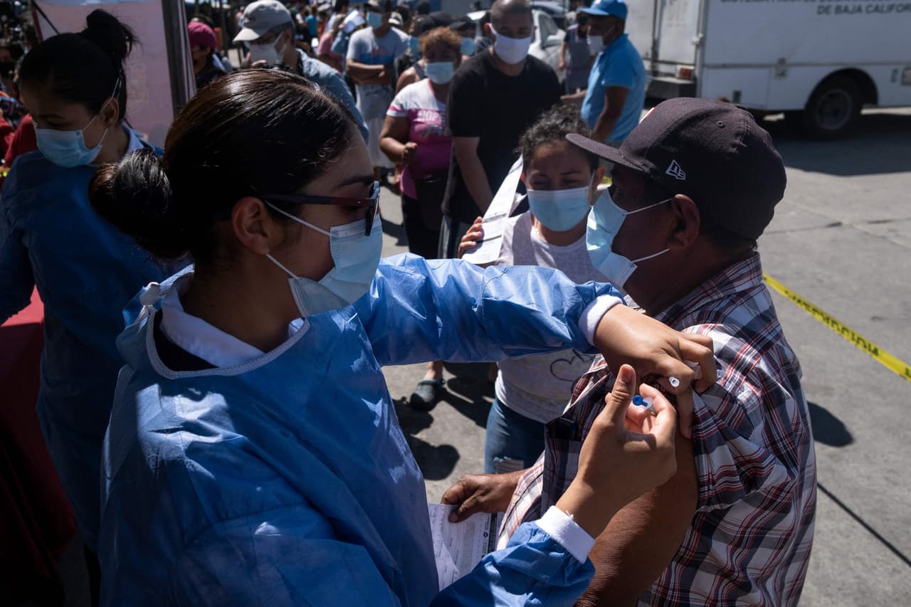 El responsable del control de la 
<a href="https://www.univision.com/temas/pandemia">pandemia</a> en la fronteriza ciudad afirmó que en Baja California todas las personas son recibidos para protegerse contra el virus, por orden del gobernador del estado, Jaime Bonilla.
