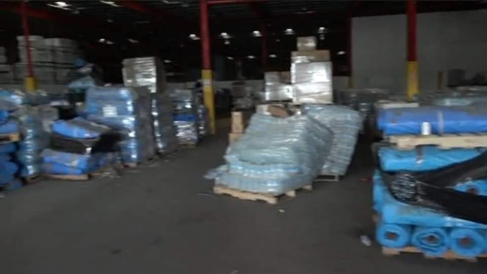 Muchos de los ciudadanos llegaron indignados pues aún continúan durmiendo a la intemperie por la serie de sismos que afecta a la zona sur de la isla.