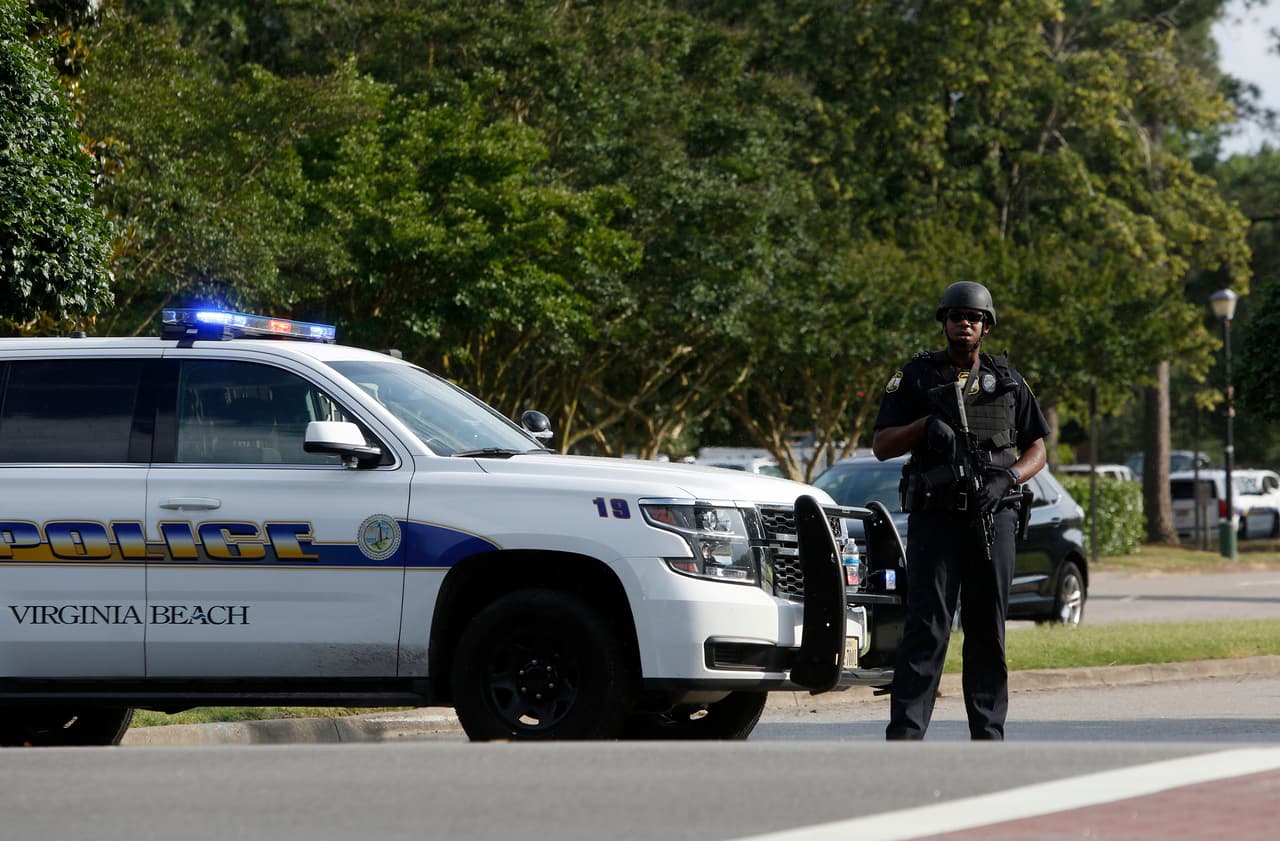 La policía informó que el atacante estaba fuertemente armado, en su domicilio fueron localizadas varias armas. En la imagen un policía bloquea el acceso al Centro Municipal de Virginia Beach después del tiroteo al interior de un edificio de oficinas del Ayuntamiento.