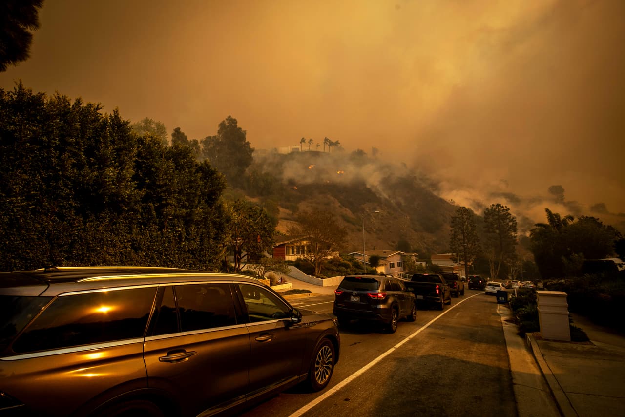 Respuesta comunitaria: La ciudad de Santa Monica ha 
<b>pedido a sus residentes evitar el norte</b> para dar espacio a los equipos de emergencia.