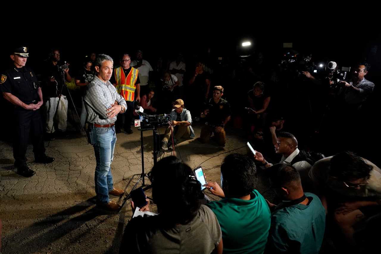De acuerdo con las investigaciones, se sabe que el camión 
<a href="https://www.univision.com/local/san-antonio-kwex/revelan-imagenes-chofer-camion-inmigrantes-muertos-san-antonio-fotos">cruzó desde México por un punto de control de la Patrulla Fronteriza</a> ubicado al noreste de Laredo en la I-35 pero se desconoce si los migrantes iban ya en el camión o se subieron en Estados Unidos.