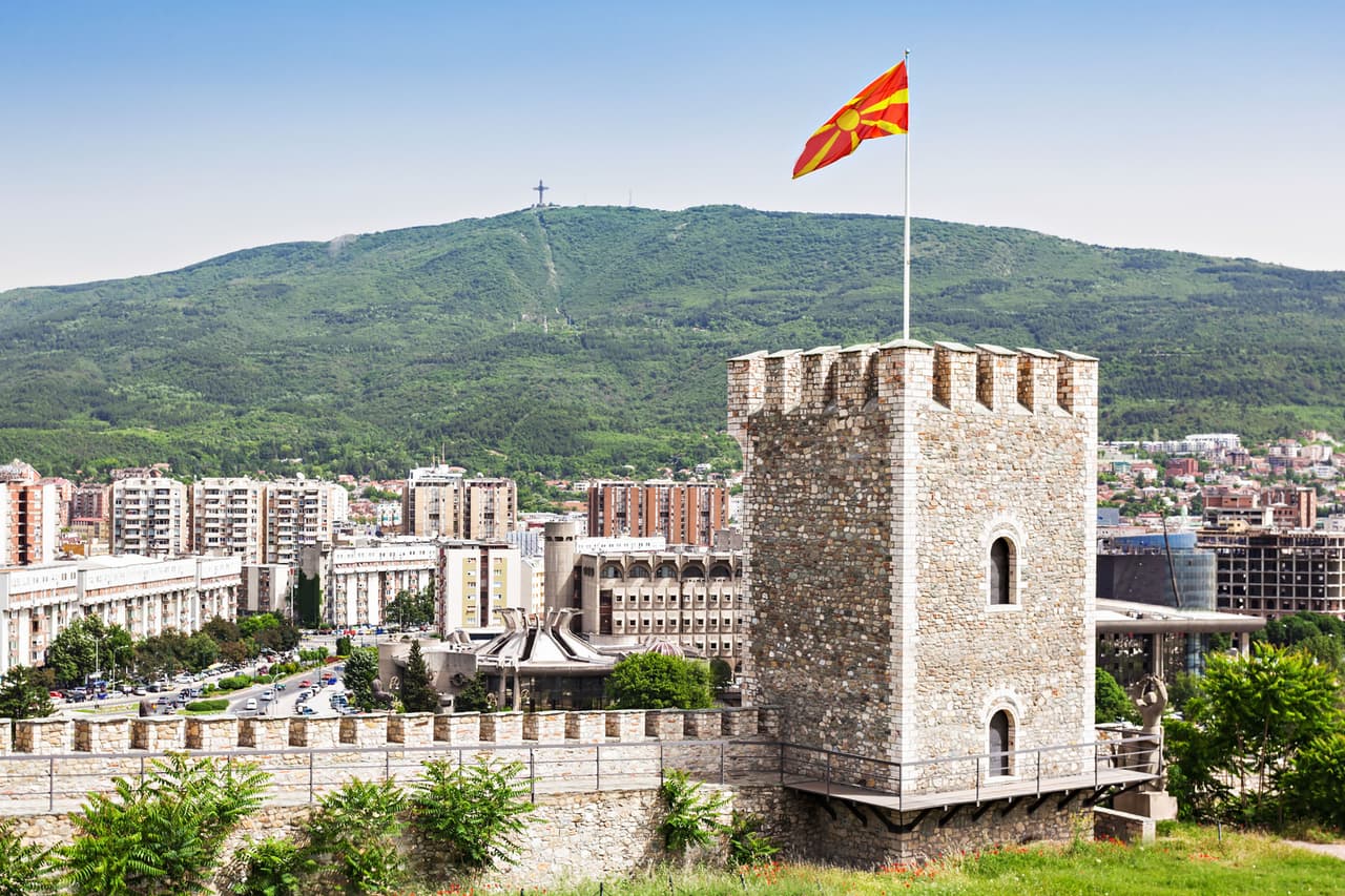 <b>Macedonia del Norte</b>
<br>
<br>También fue parte de Yugoslavia. Entró en la OTAN en 2020 y hoy tiene cerca de dos millones de habitantes.
<br>
<br>Vladimir Putin, ha dicho repetidas veces que desea recuperar para su país la antigua gloria de la potencia que fué la Unión Soviética y para esto ha buscado recuperar militarmente algunos territorios.
<br>