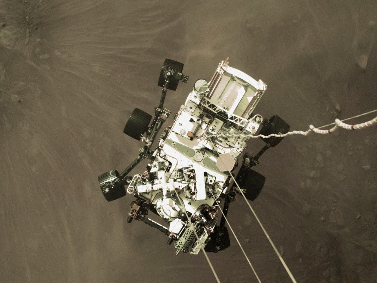 <a href="https://mars.nasa.gov/mars-exploration/missions/mars2020/"><u>Perseverance</u></a> descendiendo sobre la superficie marciana, el rover más grande y avanzado que la NASA ha construido. 
<a href="https://www.univision.com/noticias/medio-ambiente/las-nuevas-imagenes-compartidas-por-perseverance-desde-marte-galeria-de-fotos-fotos"><u>Aterrizó en Marte el 18 de febrero de 2021</u></a>, después de un viaje de 203 días en el que atravesó 293 millones de millas (unos 472 millones de kilómetros). Este aparato analizará la geología y el clima pasado de Marte, y entre sus objetivos está allanar el camino para la exploración humana de nuestro enigmático planeta.