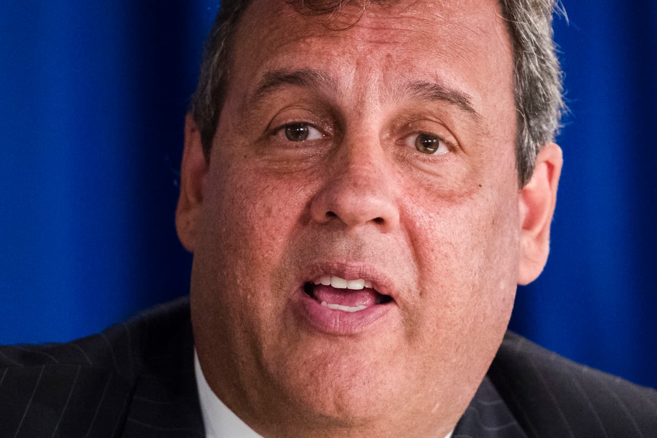 <b>Chris Christie</b>. El exgobernador de Nueva Jersey y amigo de Donald Trump de larga data había solicitado al presidente que presentara las pruebas de sus denuncias sobre un supuesto fraude masivo. "He sido partidario del presidente. Voté por él dos veces", 
<a href="https://abcnews.go.com/ThisWeek/video/conduct-presidents-legal-team-national-embarrassment-christie-74346582"><u>dijo Christie el domingo</u></a> a la cadena ABC, "pero las elecciones tienen consecuencias y no podemos seguir actuando como si aquí hubiera pasado algo que no pasó", agregó. Calificó al equipo legal que maneja las denuncias de fraude de ser una “vergüenza nacional”.