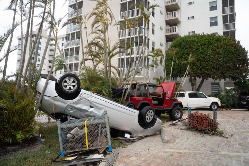 Los vehículos también fueron propulsados por los fuertes vientos y quedaron volcados, como este en Bonita Springs, Florida.