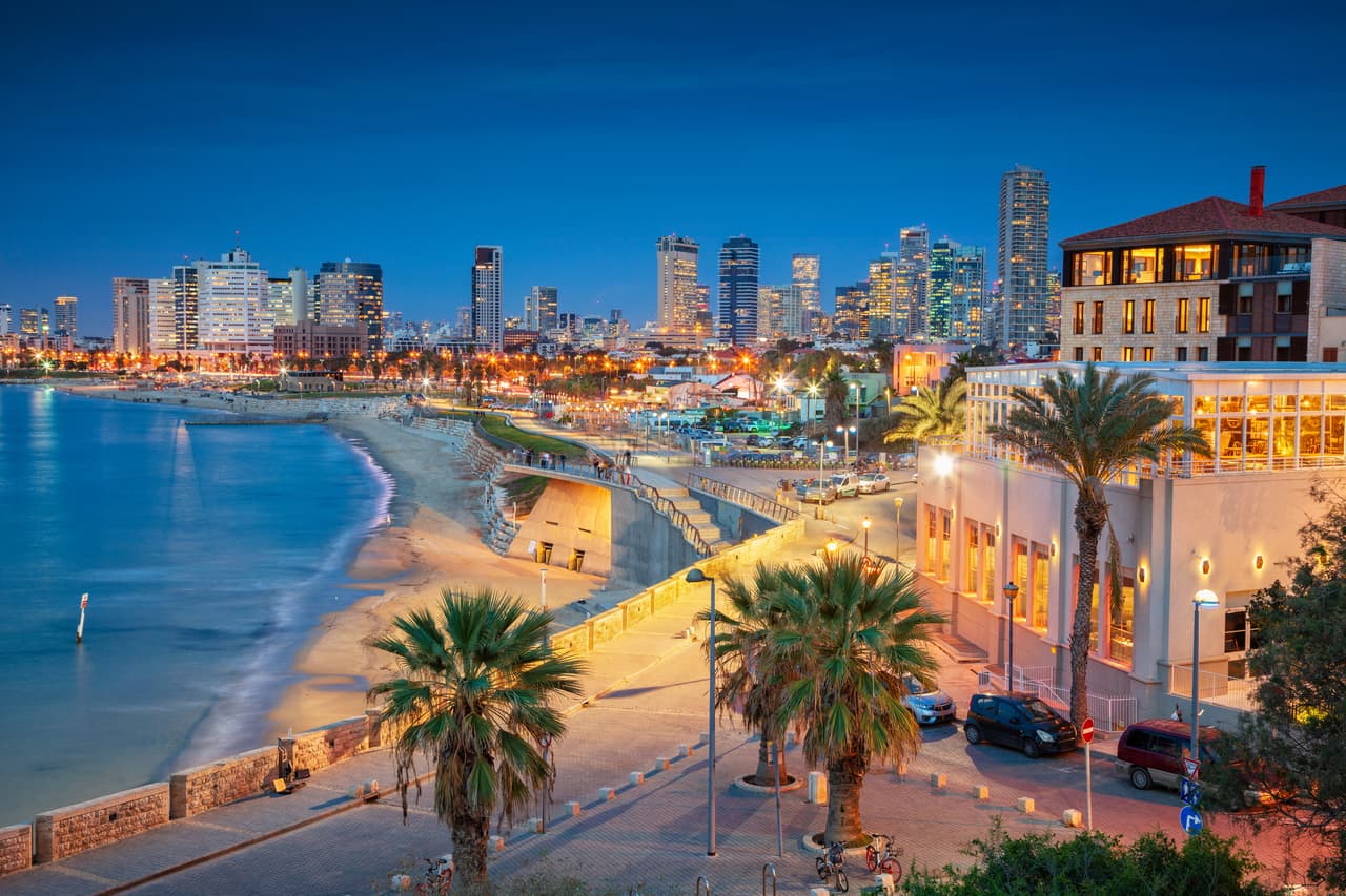 <b>Medio Oriente</b>
<br>
<br>
<b>País más feliz: Israel (7.2 puntos).</b>
<br>
<br>Según el estudio, Arabia Saudita (6.5 puntos) es el país que más ha mejorado en la región. Continúa reduciendo su dependencia del petróleo, diversificando su economía y reforzando sus servicios públicos. También ha logrado algunos avances hacia la igualdad de género.
<br>