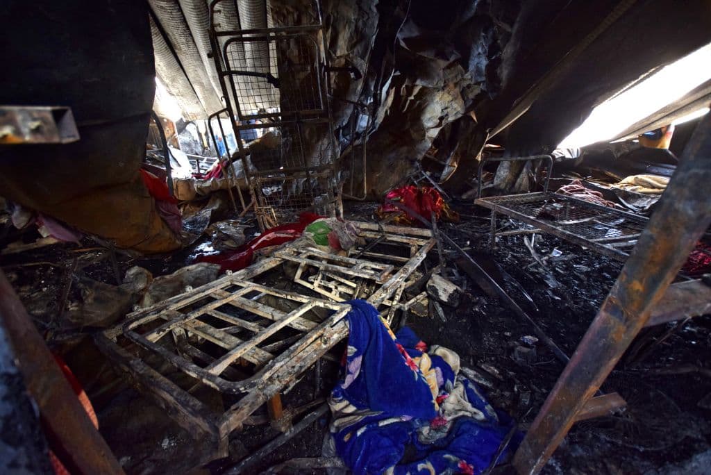 Se han dado varios casos en los que miembros de una familia fallecieron por el fuego, que 
<b>calcinó a pacientes y allegados que fueron a visitarlos,</b> según la 
<i>agencia AFP.</i>
<br>