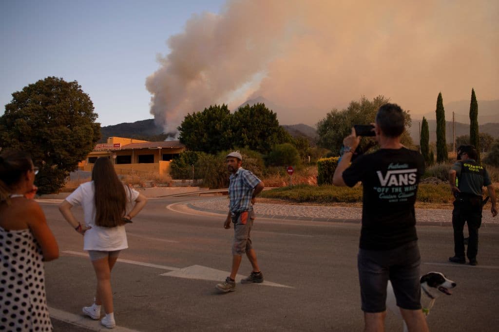 Las llamas obligaron a evacuar a algo más de 3,000 personas, pero 2,000 pudieron regresar a sus hogares.