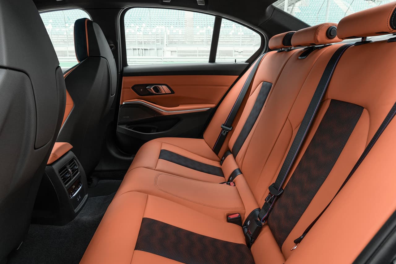 El BMW M3 tiene a su disposición hasta 12 colores para su exterior, ocho metálicos, dos no metálicos y dos mate. Mientras que para el interior, existen hasta ocho combinaciones para su revestimiento de cuero.