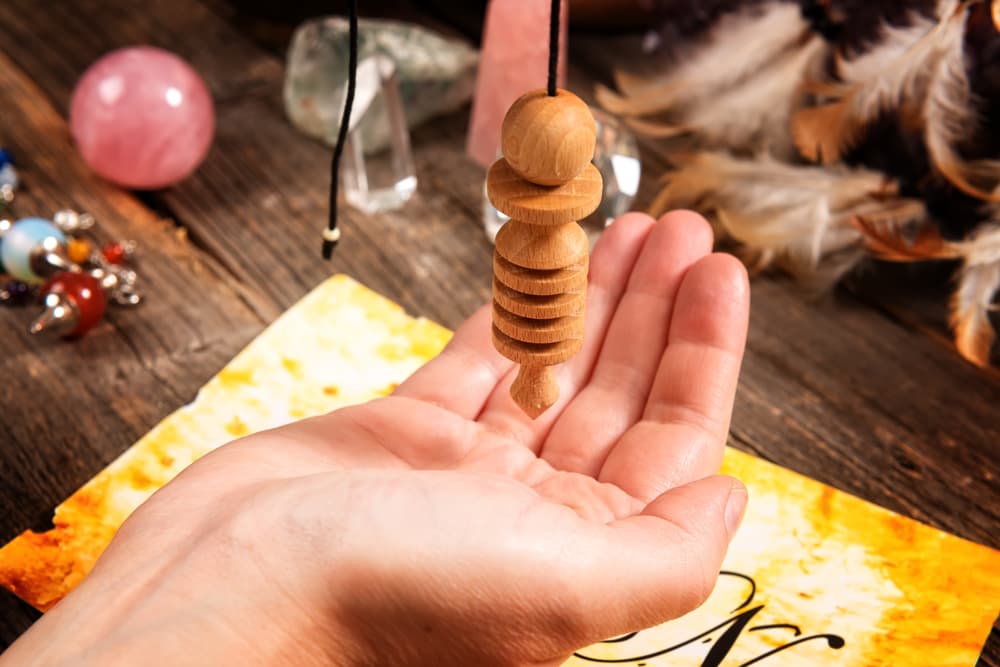En cuanto al uso y variedad, por ejemplo un péndulo de madera se utiliza para limpiar el aura y eliminar el exceso de radiaciones. Se usan péndulos magnéticos para para mediciones muy precisas, y es que se debe neutralizar el campo magnético alrededor que pueda afectar nuestra lectura o consulta.