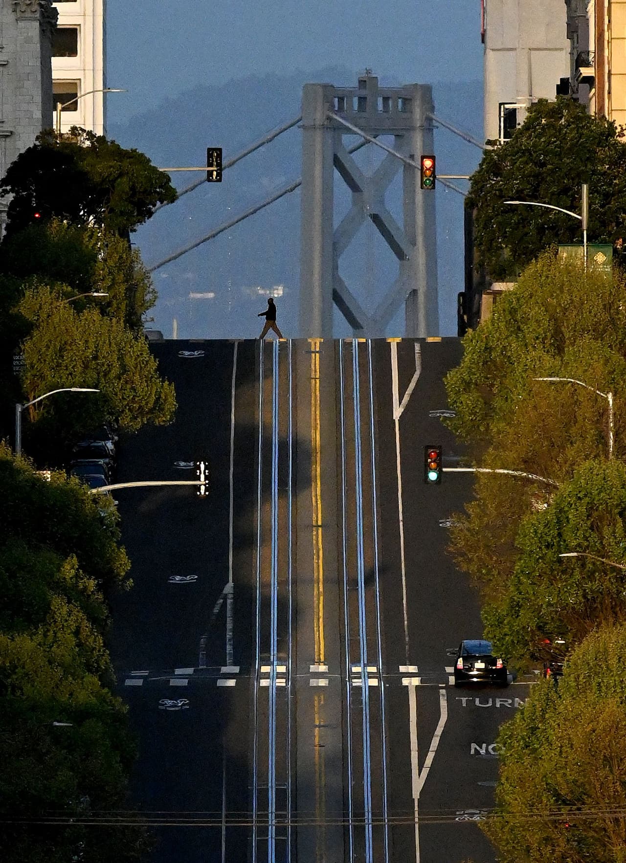<b>California Street. </b>
<br>
<br>La calle California es una de las más largas y empinadas de la ciudad, al igual que una de las más congestionadas por el tráfico. Pero al inicio del toque de queda, las pocas personas que salían de sus casas la podían cruza sin preocuparse por los vehículos.