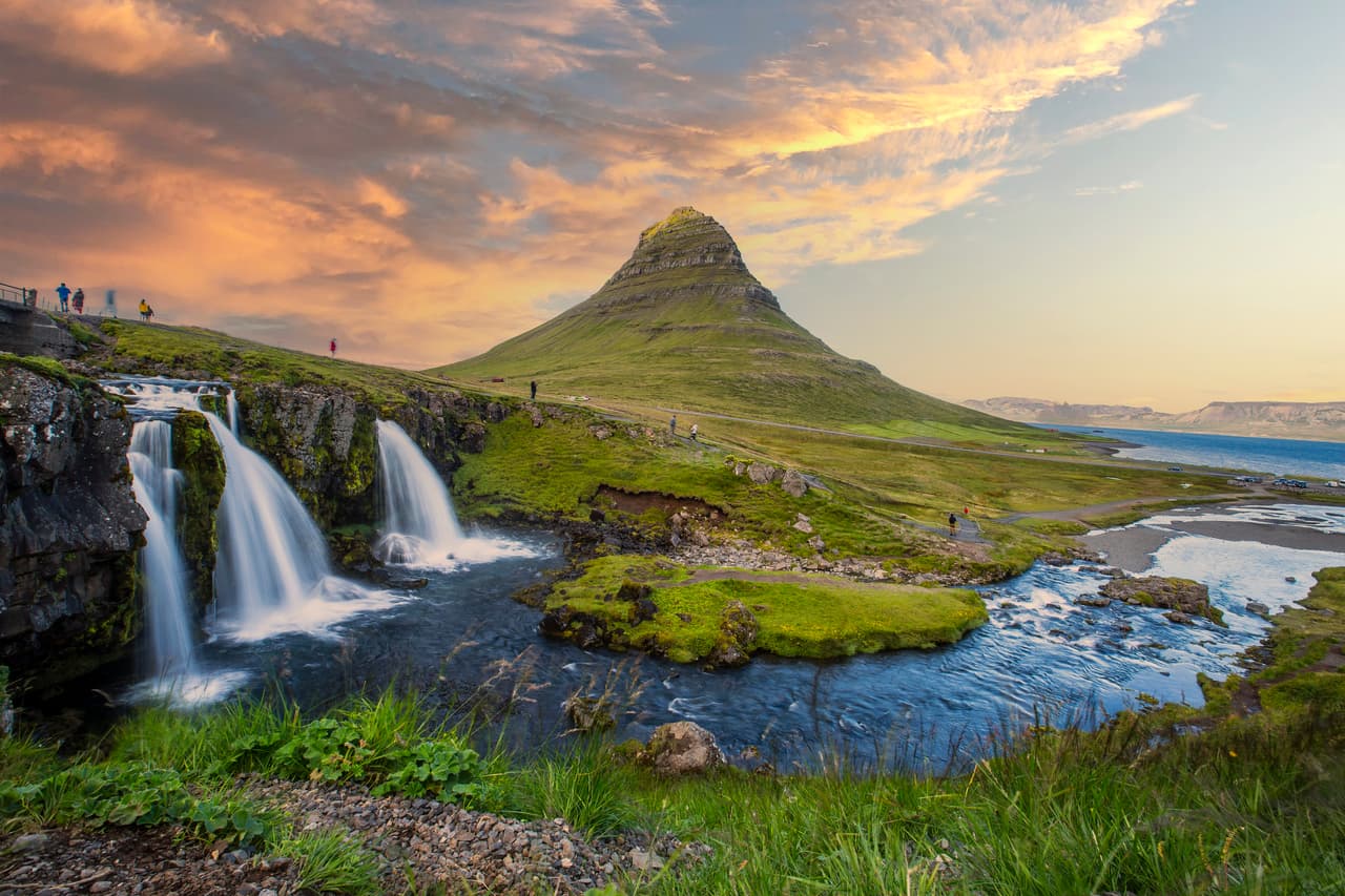 <h2 class="cms-H2-H2">3-</h2>
<h2 class="cms-H2-H2">Islandia </h2>
<br>
<br>Esta isla, famosa por sus volcanes, géiseres y belleza natural, es la única entre las primeras cinco que no se sitúa en Oceanía. Islandia, en el norte del Atlántico, tiene una extensión de 103,000 kilómetros cuadrados –similar a Kentucky– y una población de 357,600 habitantes, y es considerada por el informe como 
<b>el sitio de Europa con más posibilidades de soportar un invierno nuclear</b>. 
<br>
<br>Otras de sus fortalezas son 
<b>su capacidad de agricultura, generación de energía y sus comunicaciones</b>, aunque el informe menciona que Islandia es uno de los 30 países miembros 
<a href="https://www.univision.com/noticias/mundo/guerra-rusia-y-ucrania-que-es-la-otan-cuando-se-fundo-paises-miembros-de-la-otan">de la Organización del Tratado del Atlántico Norte (OTAN)</a>, por lo que podría ser un objetivo en una eventual guerra.